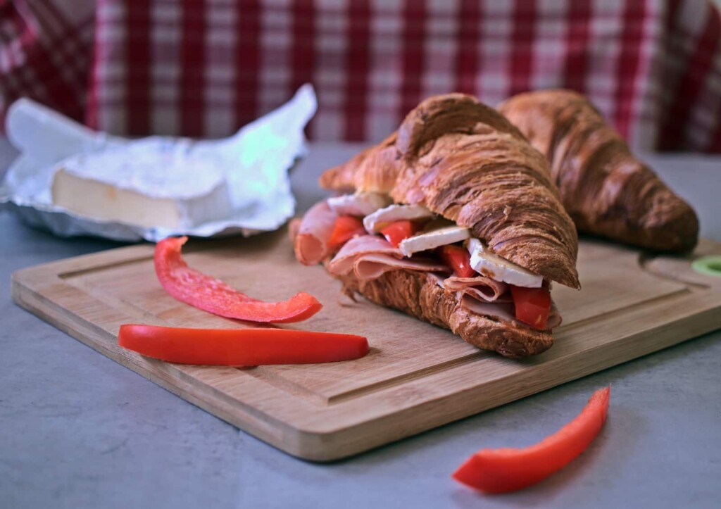 Croissant mit gebratener Paprika