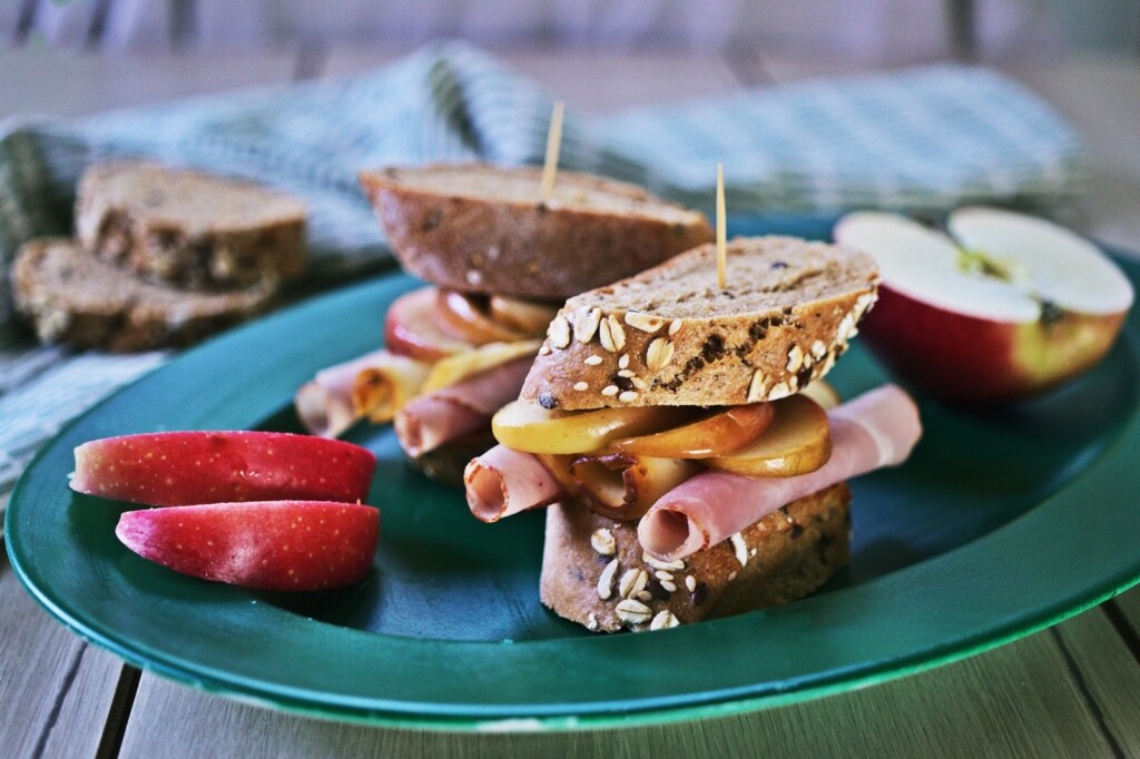 Geräucherter Käse trifft auf Äpfel